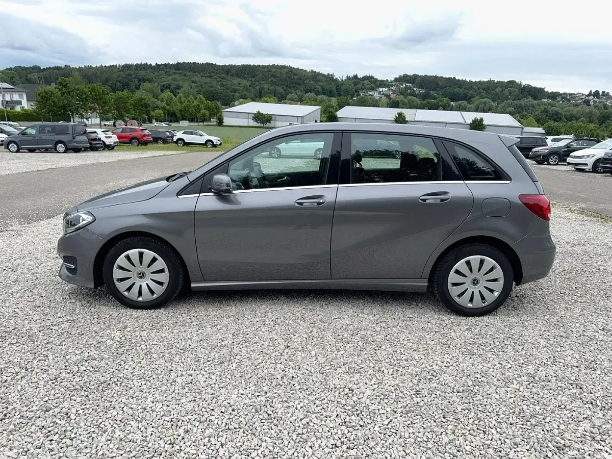 Gebraucht Mercedes B180 109 PS (80 kW) 2018 Mountaingrau Kleinwagen