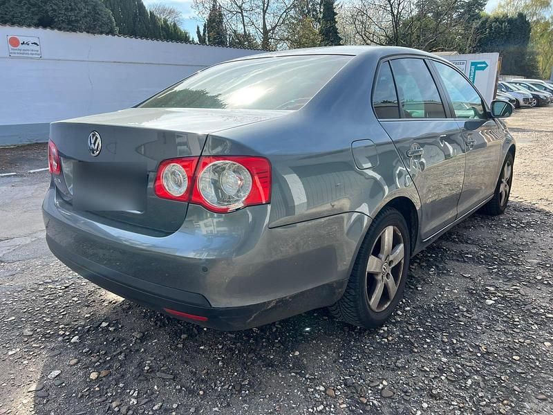 Gebraucht VW Jetta 102 PS (75 kW) 2009 Grau Limousine