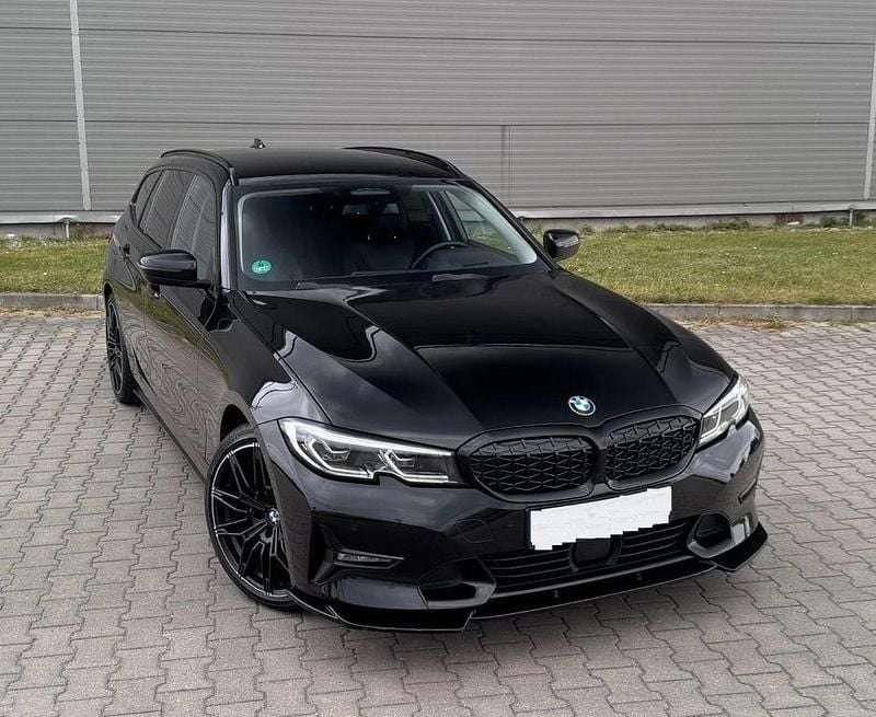 Schwarz Gebraucht 2020 BMW 320 Sport Line Kombi | 22.700 € (Superpreis) - Bild 1/4