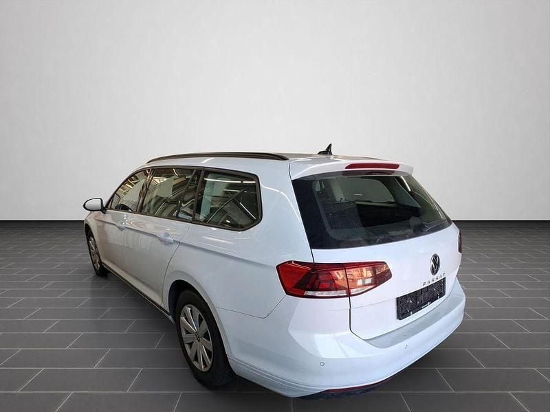 Gebraucht VW Passat Conceptline 150 PS (110 kW) 2023 Gletscherweiß metallic (metallic) Kombi