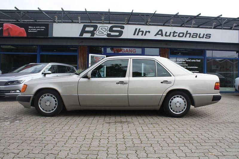 Gebraucht Mercedes 200 133 PS (97 kW) 1990 Grau Limousine