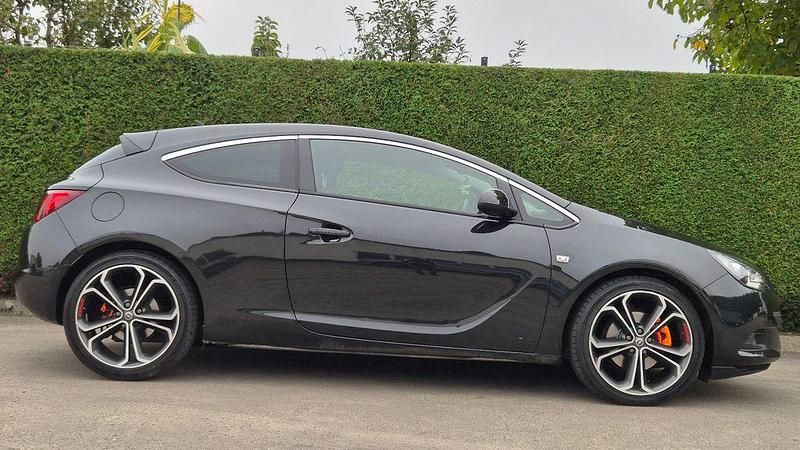 Gebraucht Opel Astra GTC 179 PS (131 kW) 2012 Schwarz Limousine