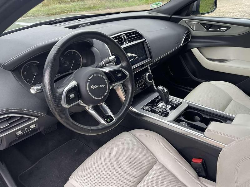Grau Gebraucht 2020 Jaguar XE S Limousine | 22.500 € (Guter Preis) - Bild 1/4