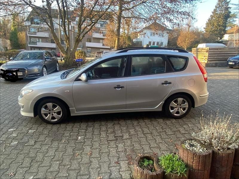 Gebraucht Hyundai i30 105 PS (77 kW) 2012 Grau Kombi