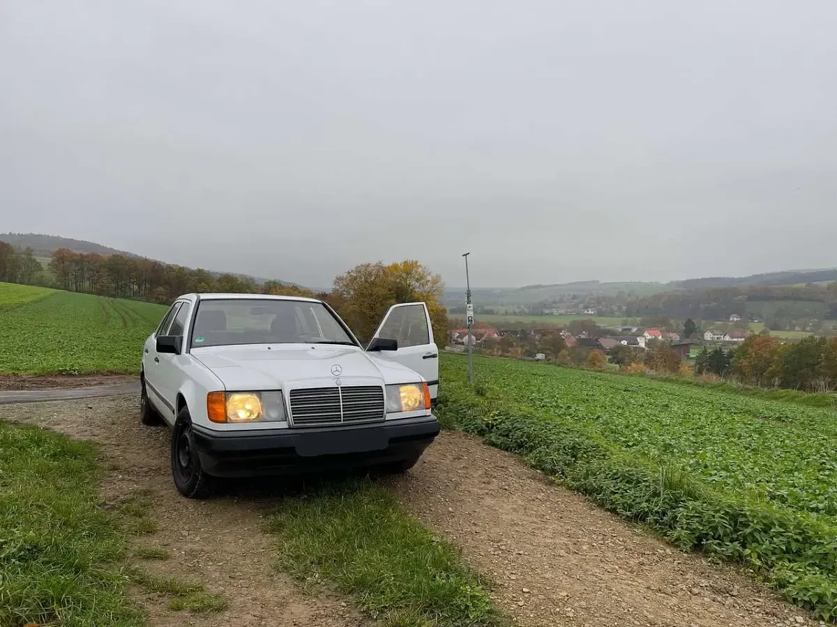 Gebraucht Mercedes E230 132 PS (97 kW) 1987 Weiß Limousine