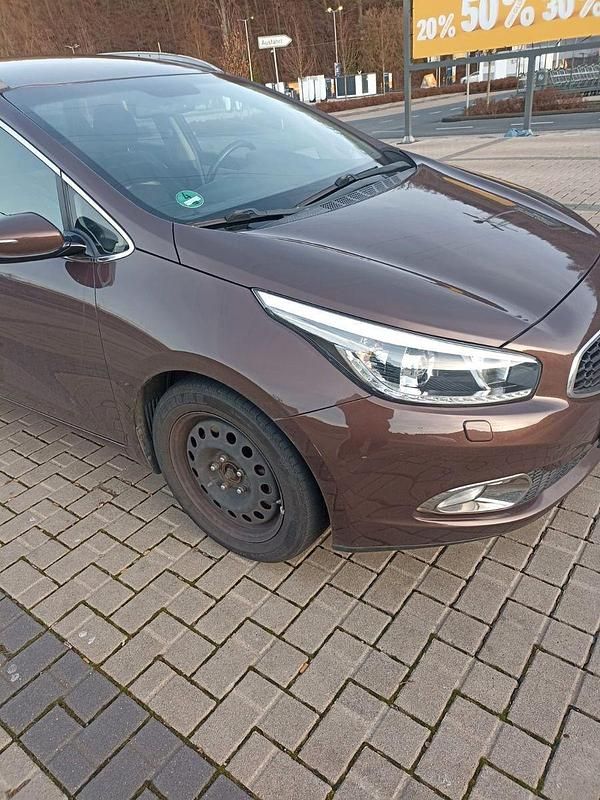 Gebraucht Kia Ceed Vision 128 PS (94 kW) 2014 Braun Kleinwagen