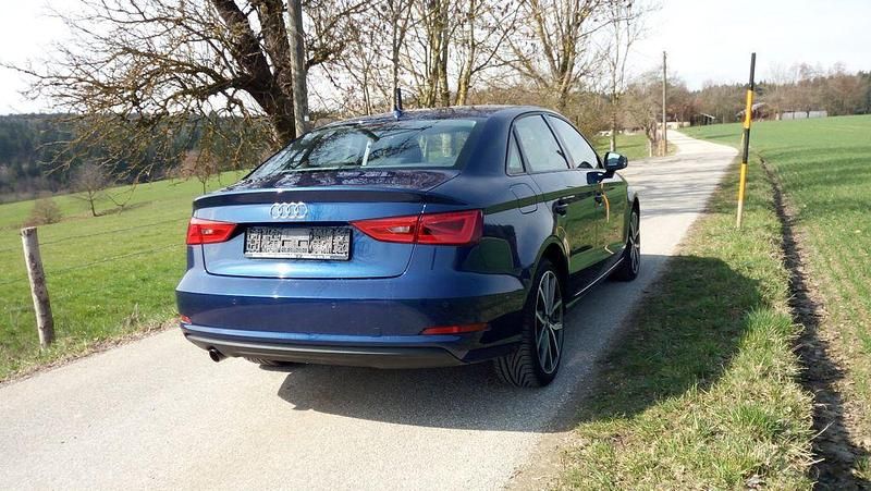 Gebraucht Audi A3 Attraction 110 PS (80 kW) 2016 Blau Limousine