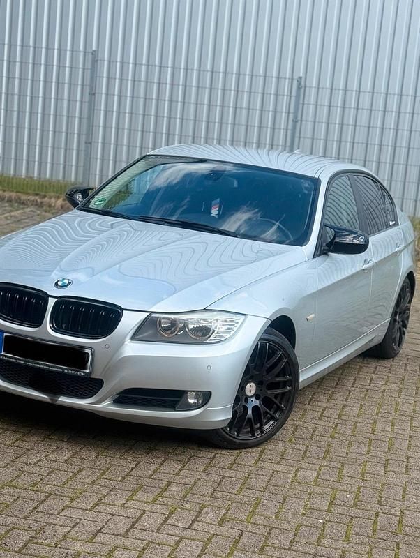 Gebraucht BMW 318 143 PS (105 kW) 2010 Silber Limousine