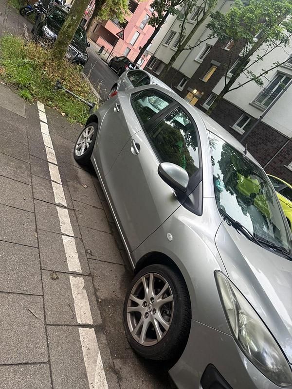 Silber Gebraucht 2011 Mazda 2 Kleinwagen | 2.500 € (Fairer Preis) - Bild 1/4