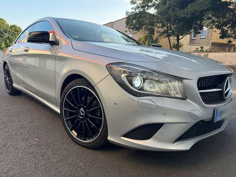 Silber Gebraucht 2014 Mercedes CLA200 Urban Coupé | 15.600 € (Teuer) - Bild 1/4