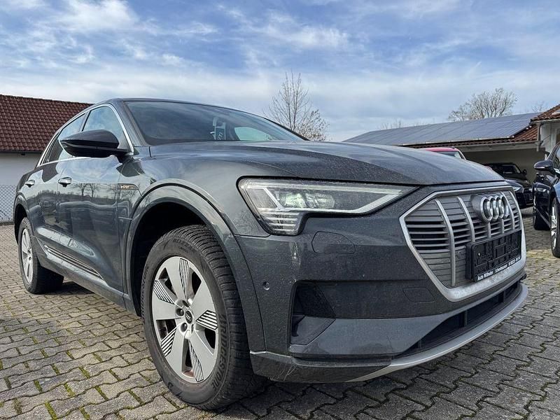 Grau Gebraucht 2022 Audi e-tron Advanced SUV | 35.990 € (Guter Preis) - Bild 1/4