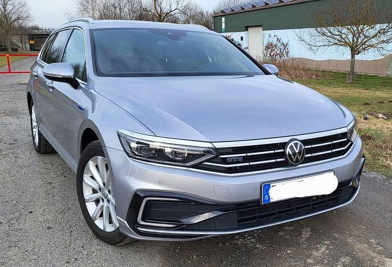 Silber Gebraucht 2020 VW Passat GTE Kombi | 20.900 € (Guter Preis) - Bild 1/4