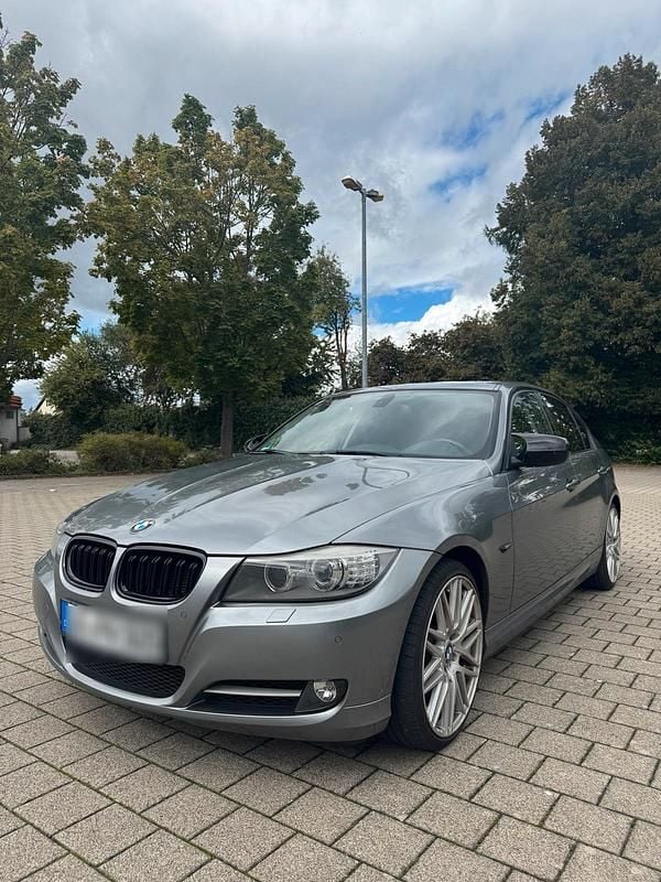 Grau Gebraucht 2011 BMW 325 Sport Line Limousine | 13.900 € (Teuer) - Bild 1/4