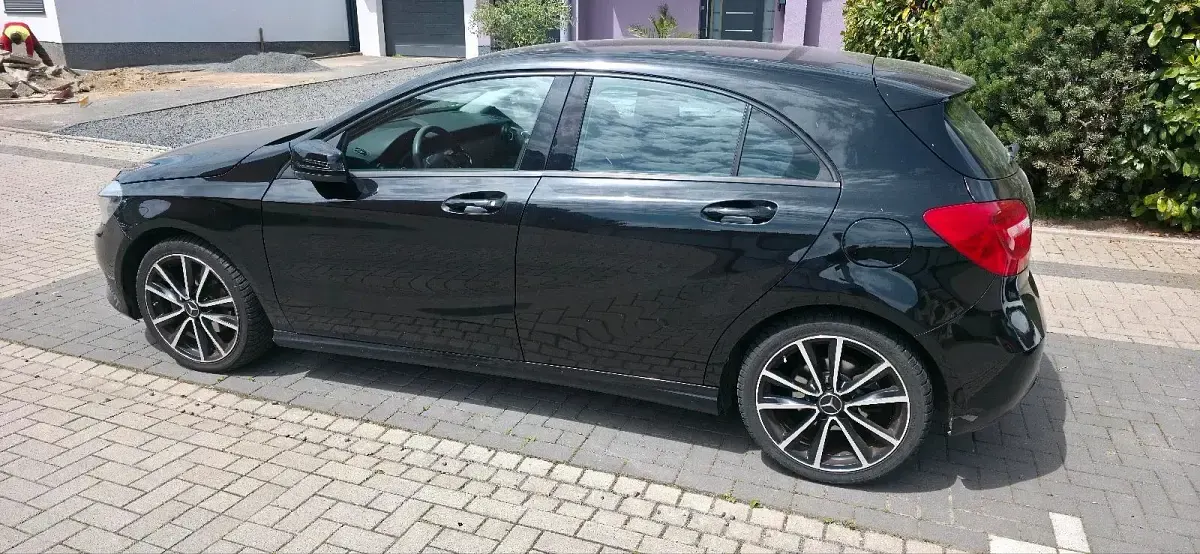 Gebraucht Mercedes A180 122 PS (89 kW) 2014 Schwarz Kleinwagen