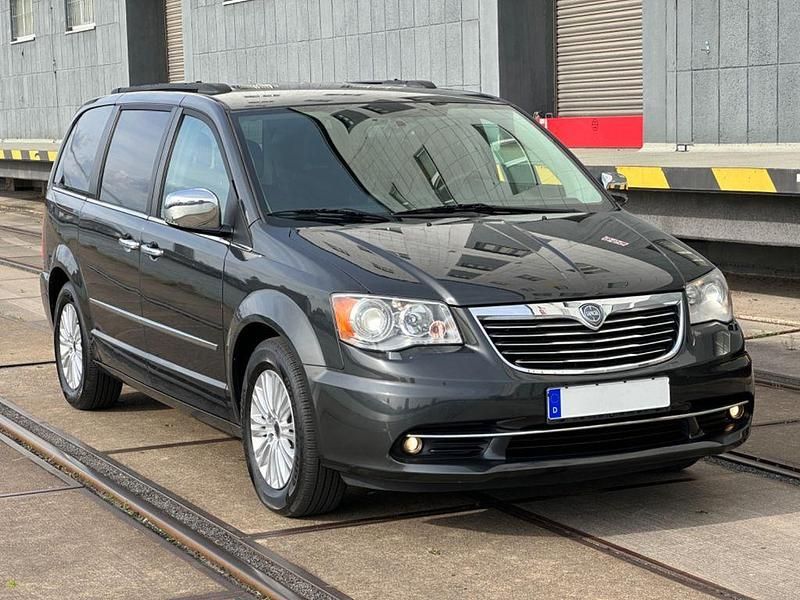 Gebraucht Lancia Voyager Gold 163 PS (119 kW) 2013 Grau Van / Kleinbus