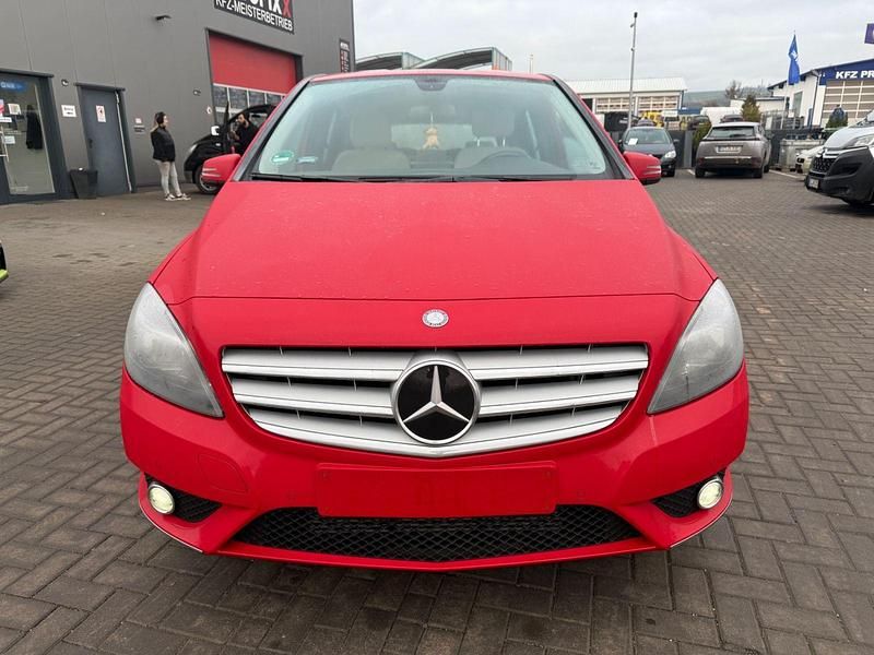 Gebraucht Mercedes B180 122 PS (89 kW) 2014 Rot Van / Kleinbus