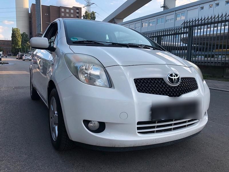 Weiß Gebraucht 2007 Toyota Yaris Coupé | 2.400 € (Etwas zu teuer) - Bild 1/4