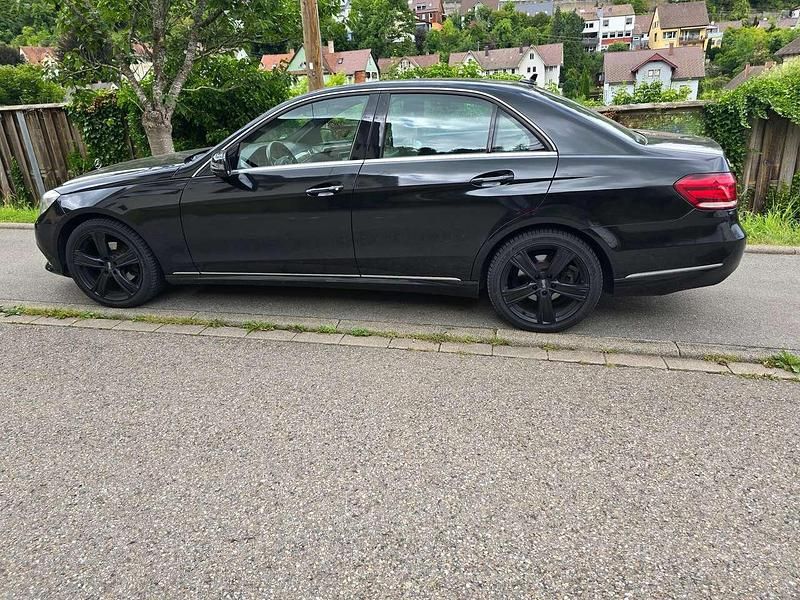 Gebraucht Mercedes E220 Elegance 170 PS (125 kW) 2015 Schwarz Limousine