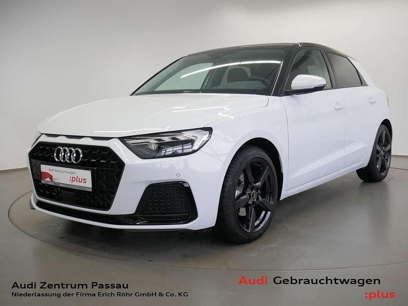 Gletscherweiss metallic/mythosschwarz metallic Gebraucht 2025 Audi A1 Sportback Advanced Kleinwagen | 27.360 € (Fairer Preis) - Bild 1/4