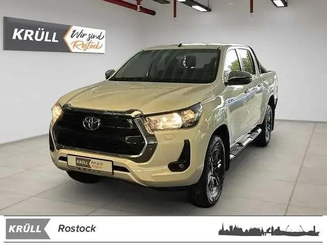 Weiß (super white 2) Gebraucht 2021 Toyota HiLux Comfort Abholung | 33.990 € (Etwas zu teuer) - Bild 1/4