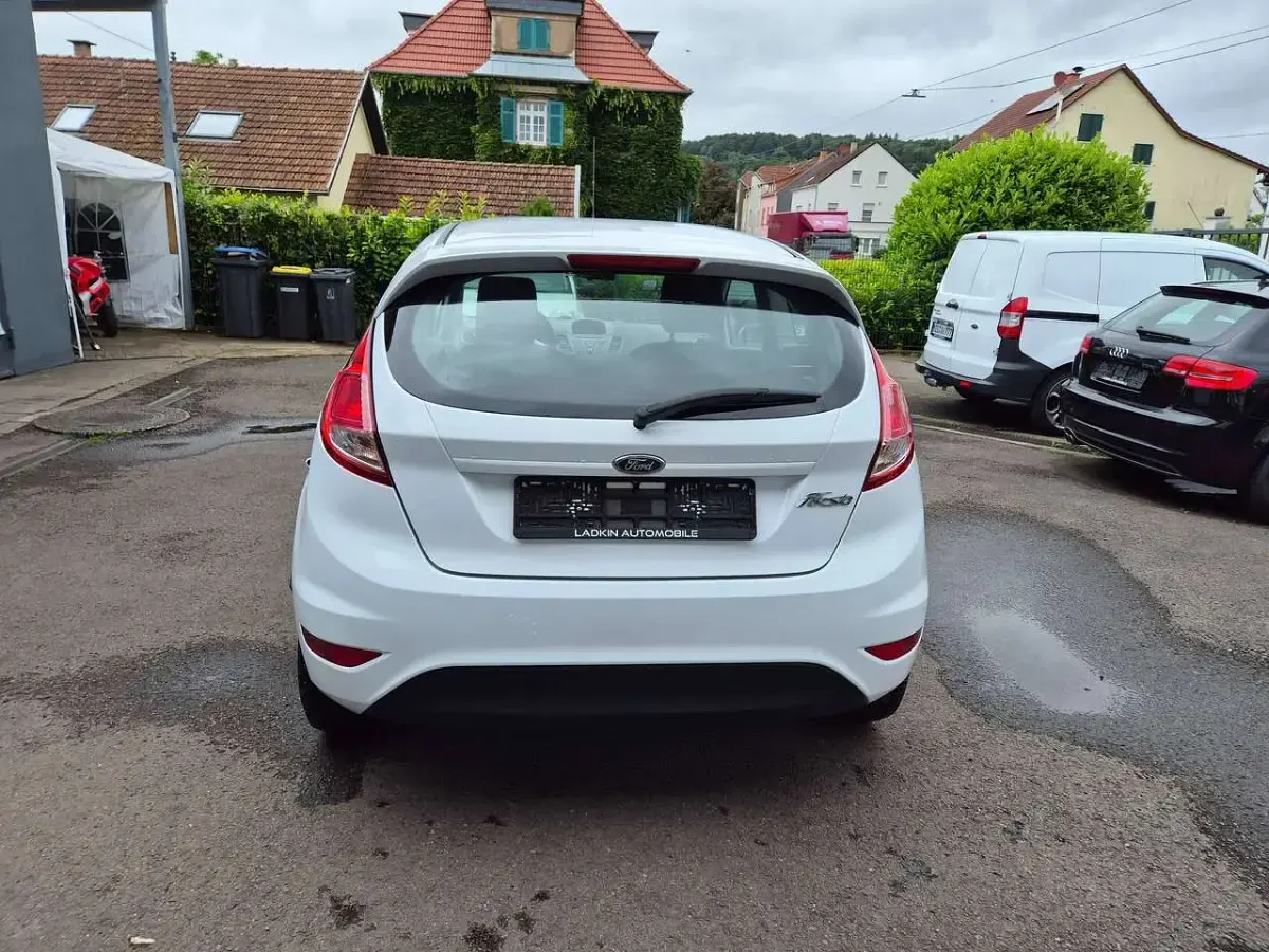 Gebraucht Ford Fiesta 60 PS (44 kW) 2017 Weiß Kleinwagen
