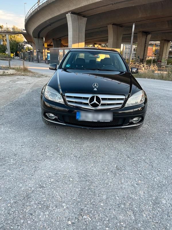 Schwarz Gebraucht 2010 Mercedes C350 Limousine | 7.990 € (Fairer Preis) - Bild 1/4