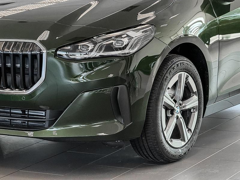 Neu BMW 218 136 PS (100 kW) 2025 Sanremo green metallic Van / Kleinbus