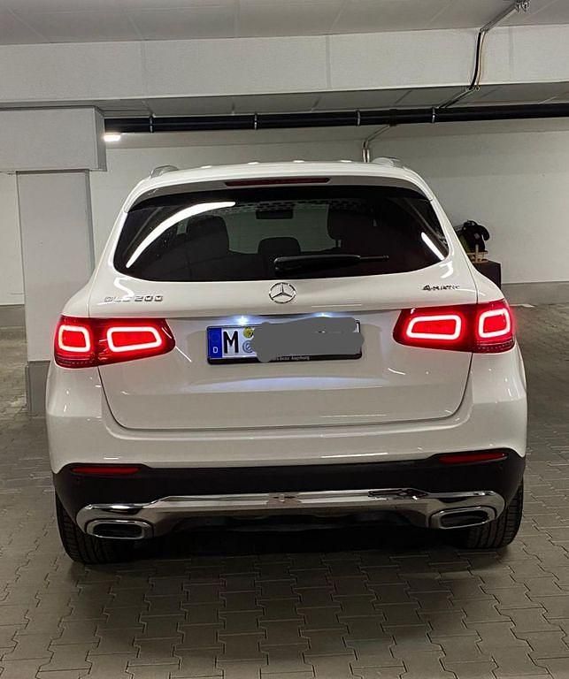Gebraucht Mercedes GLC200 AMG line Plus 197 PS (144 kW) 2022 Weiß SUV