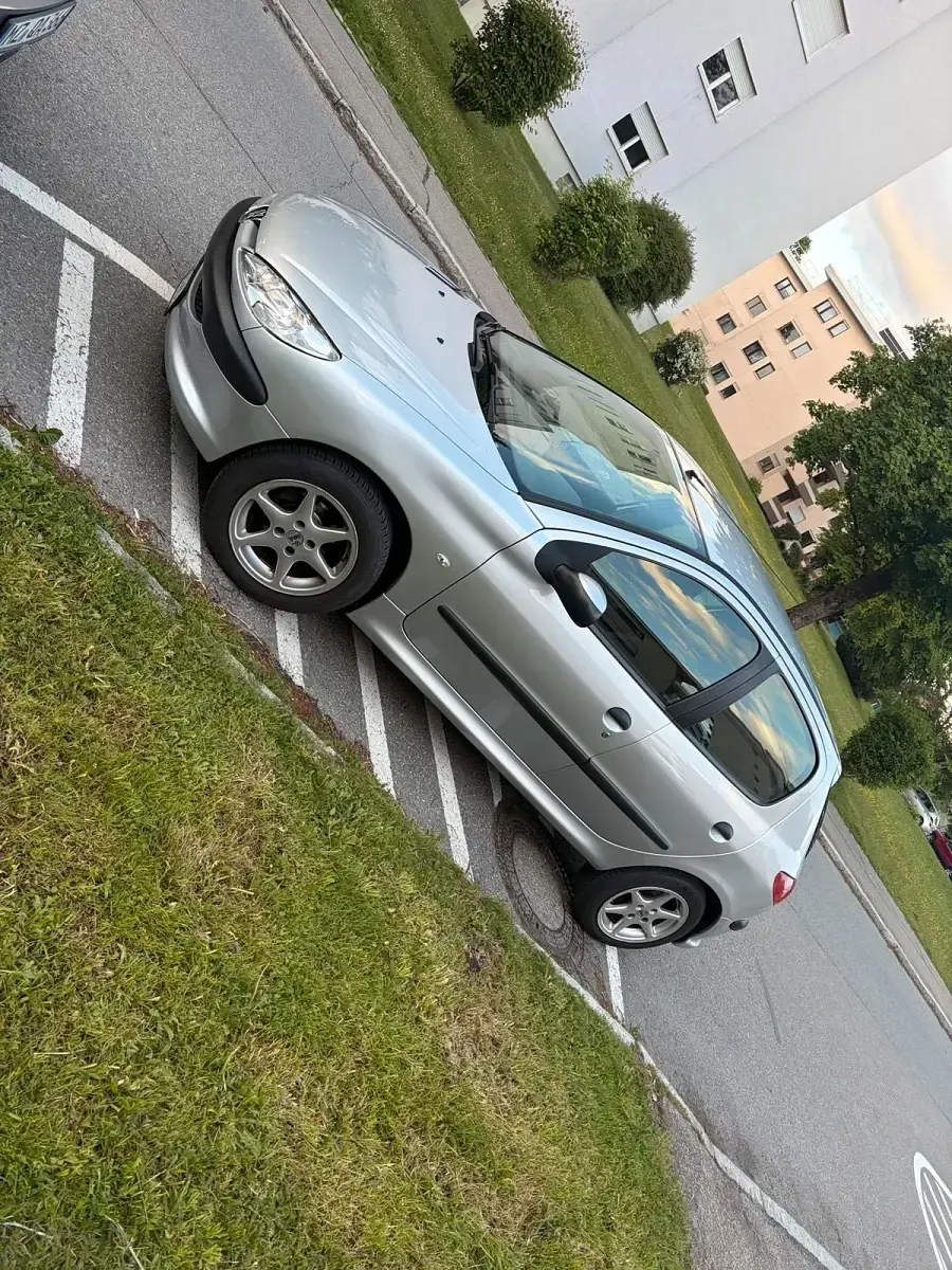 Gebraucht Peugeot 206 74 PS (54 kW) 2008 Silber Kleinwagen