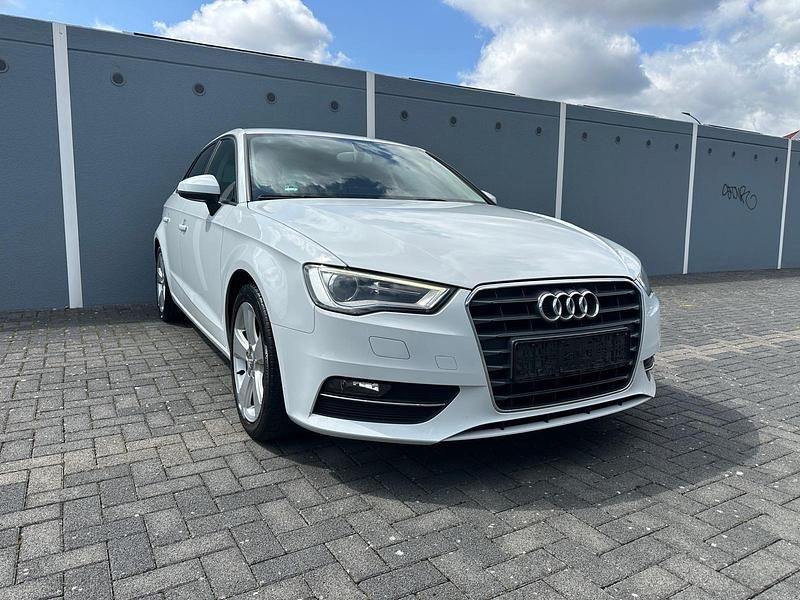 Weiß Gebraucht 2013 Audi A3 Sportback Limousine | 12.990 € (Etwas zu teuer) - Bild 1/4
