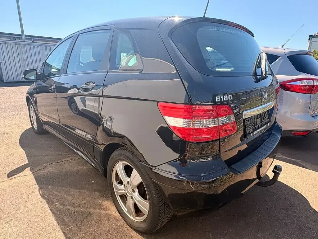 Gebraucht Mercedes B180 116 PS (85 kW) 2011 Kosmosschwarz  metalliclack Kleinwagen