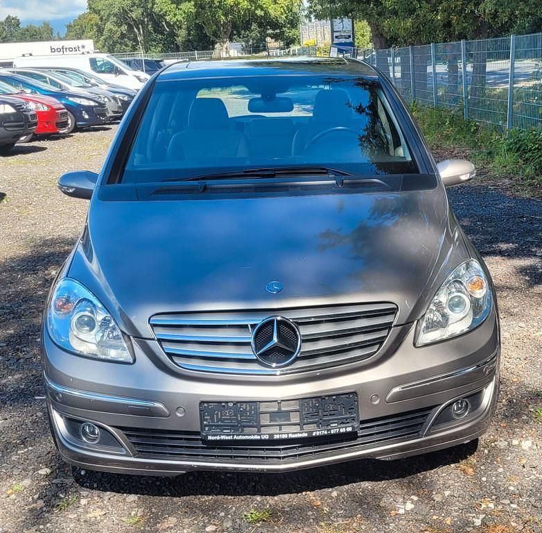 Grau Gebraucht 2005 Mercedes B180 Van / Kleinbus | 4.490 € (Fairer Preis) - Bild 1/4