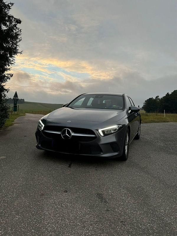 Grau Gebraucht 2018 Mercedes A180 Kleinwagen | 20.000 € (Fairer Preis) - Bild 1/4