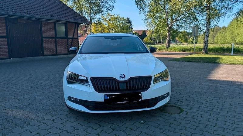 Weiß Gebraucht 2018 Skoda Superb SportLine Kombi | 19.500 € (Superpreis) - Bild 1/4