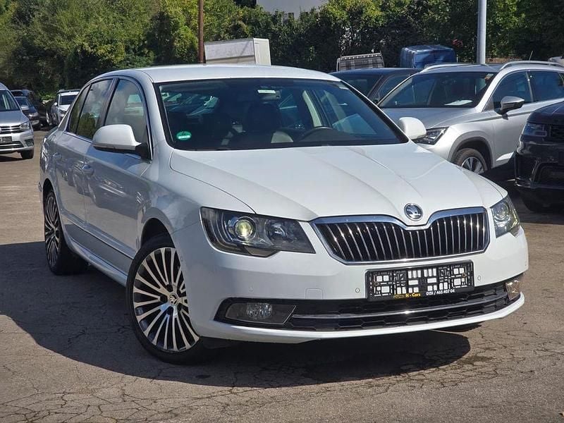 Gebraucht Skoda Superb LAURIN & KLEMENT 170 PS (125 kW) 2015 Weiß Limousine