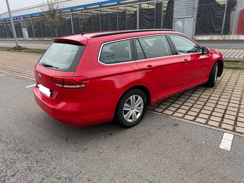Gebraucht VW Passat Comfortline 120 PS (88 kW) 2019 Rot Kombi