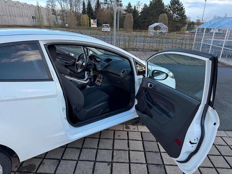 Gebraucht Ford Fiesta 68 PS (50 kW) 2014 Weiß Kleinwagen