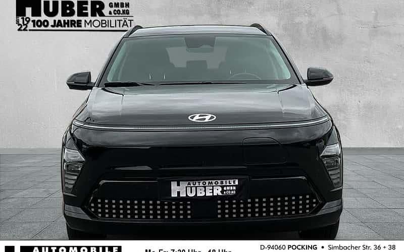 Schwarz metallic Gebraucht 2024 Hyundai Kona Prime SUV | 37.900 € (Fairer Preis) - Bild 1/4