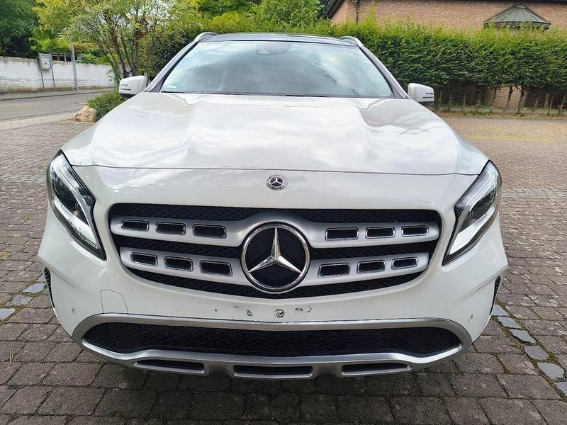 Weiß Gebraucht 2020 Mercedes GLA180 SUV | 20.200 € (Superpreis) - Bild 1/4