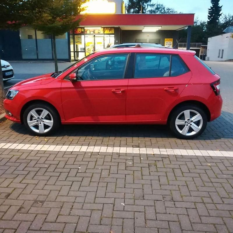 Rot Gebraucht 2017 Skoda Fabia Cool Plus Kleinwagen | 8.300 € (Guter Preis) - Bild 1/4