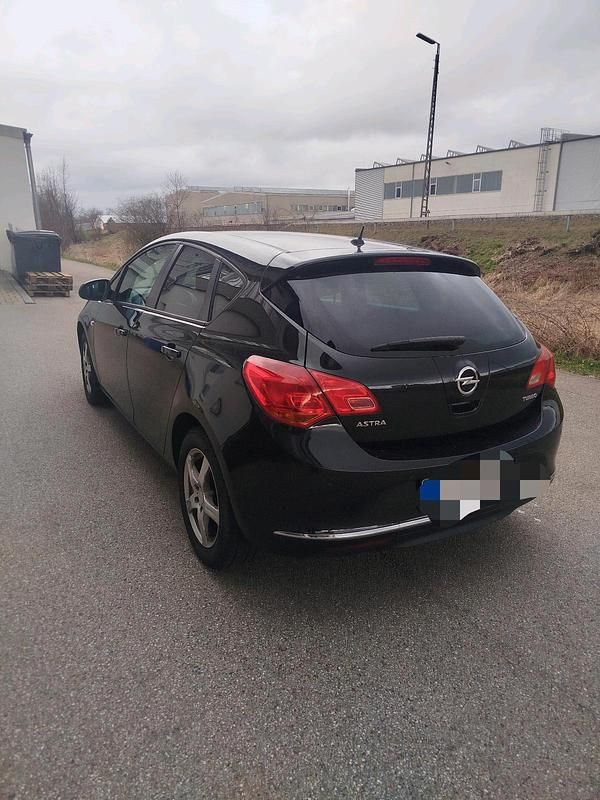 Usata Opel Astra 140 CV (102 kW) 2014 Nero Berlina