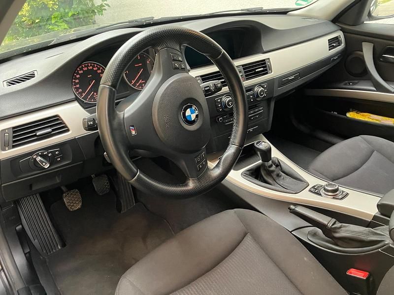 Gebraucht BMW 320 163 PS (119 kW) 2011 Schwarz Kombi