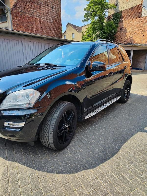 Gebraucht Mercedes ML350 231 PS (169 kW) 2010 Schwarz SUV