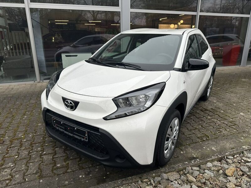 Schneeweiß Neu 2025 Toyota Aygo Business Edition Kleinwagen | 17.900 € - Bild 1/4