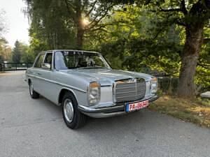 Silber Gebraucht 1975 Mercedes 200 Limousine | 25.990 € - Bild 1/4