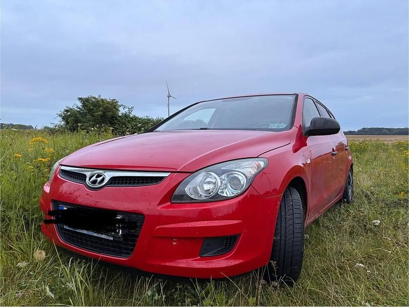 Rot Gebraucht 2010 Hyundai i30 Limousine | 1.500 € (Superpreis) - Bild 1/4