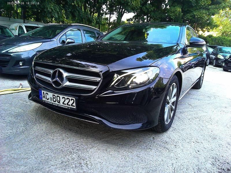 Schwarz Gebraucht 2017 Mercedes E220 Avantgarde Limousine | 12.999 € (Fairer Preis) - Bild 1/4
