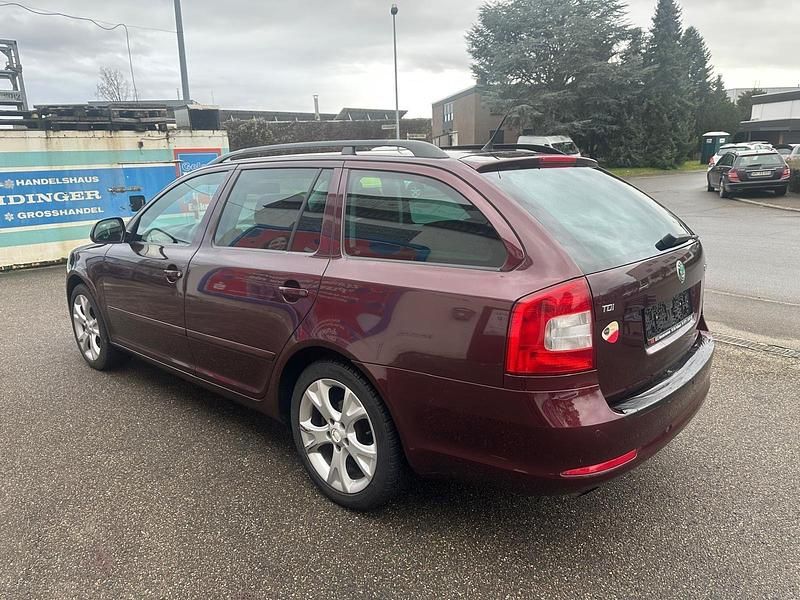 Gebraucht Skoda Octavia Ambiente 105 PS (77 kW) 2010 Rot Kombi