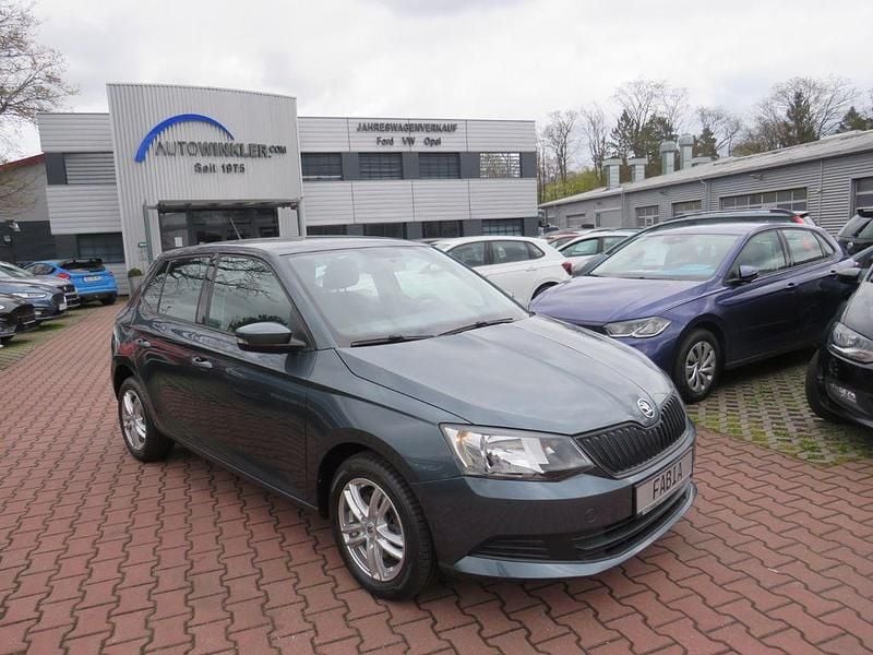 Grau Gebraucht 2014 Skoda Fabia Fresh Limousine | 7.990 € (Guter Preis) - Bild 1/4