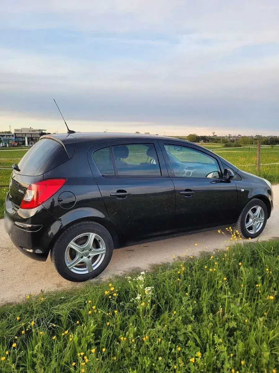 Używany Opel Corsa 69 KM (50 kW) 2012 Czarny Hatchback